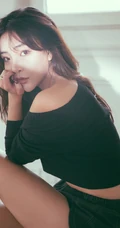 长发气质美肩女生黑色毛衣短裤穿搭沙发大秀锁骨室内摄影写真图集