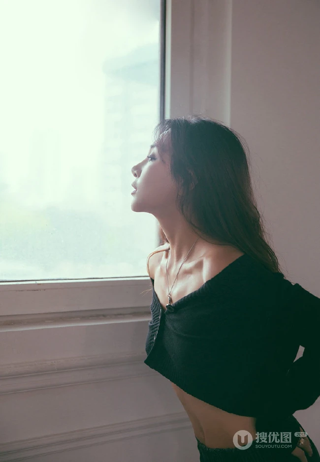 长发气质美肩女生黑色毛衣短裤穿搭沙发大秀锁骨室内摄影写真图集