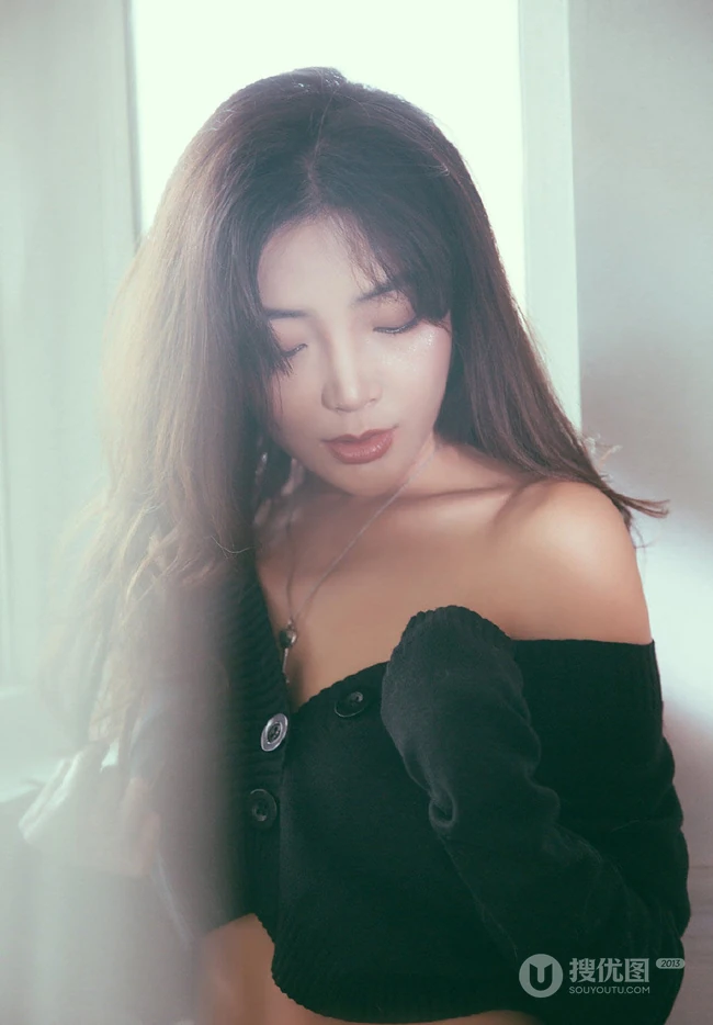 长发气质美肩女生黑色毛衣短裤穿搭沙发大秀锁骨室内摄影写真图集