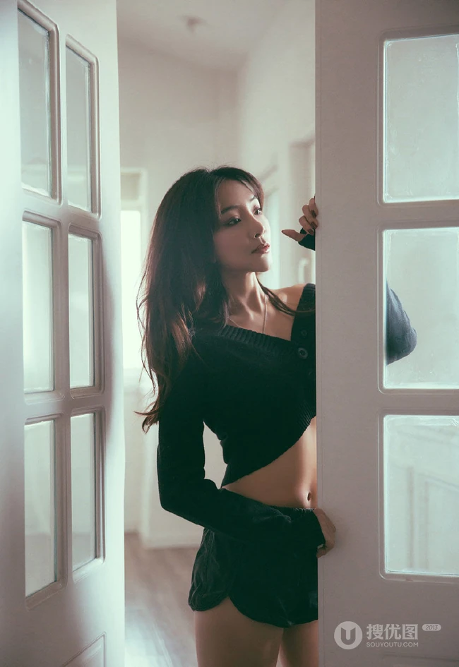 长发气质美肩女生黑色毛衣短裤穿搭沙发大秀锁骨室内摄影写真图集