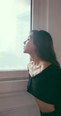 长发气质美肩女生黑色毛衣短裤穿搭沙发大秀锁骨室内摄影写真图集