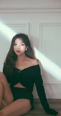 长发气质美肩女生黑色毛衣短裤穿搭沙发大秀锁骨室内摄影写真图集