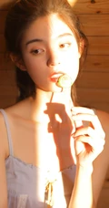 阳光正好，可爱动人，吃棒棒糖的大眼睛骨感平胸肩带裙唯美摄影写真