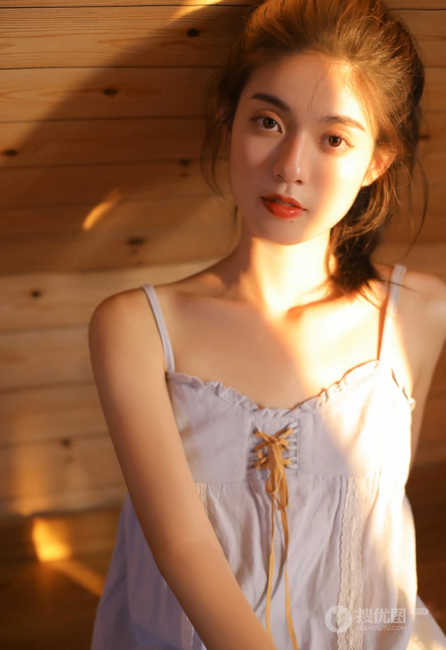 阳光正好，可爱动人，吃棒棒糖的大眼睛骨感平胸肩带裙唯美摄影写真