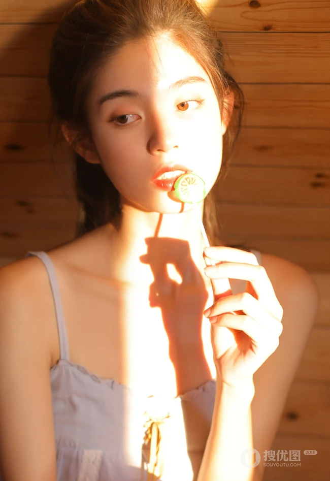 阳光正好，可爱动人，吃棒棒糖的大眼睛骨感平胸肩带裙唯美摄影写真