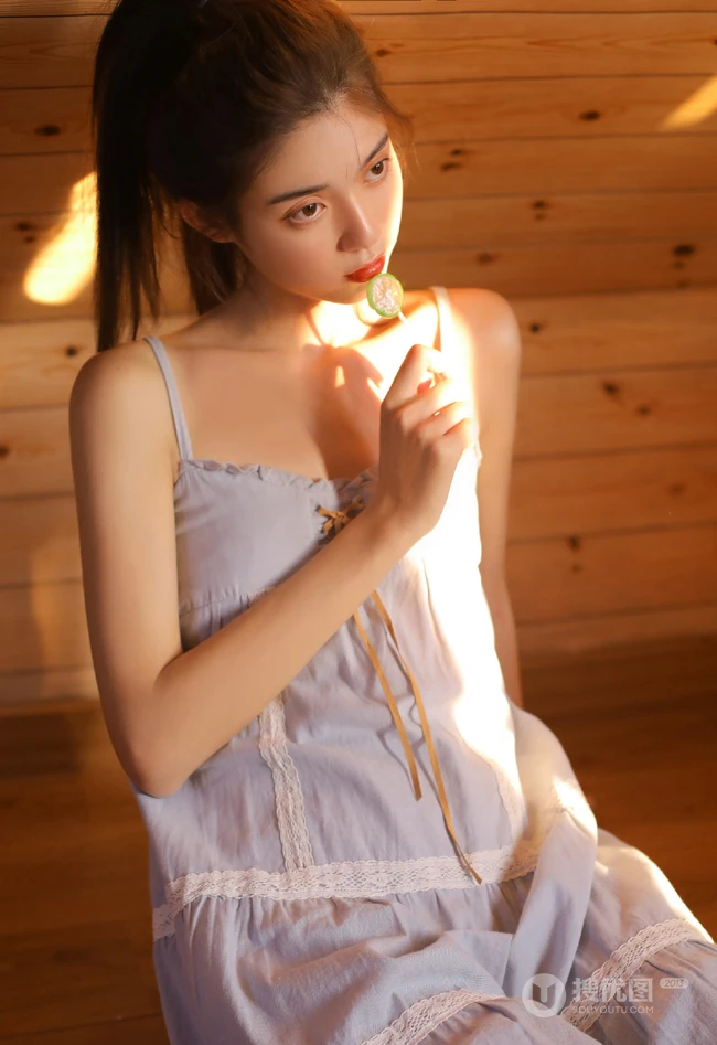 阳光正好，可爱动人，吃棒棒糖的大眼睛骨感平胸肩带裙唯美摄影写真