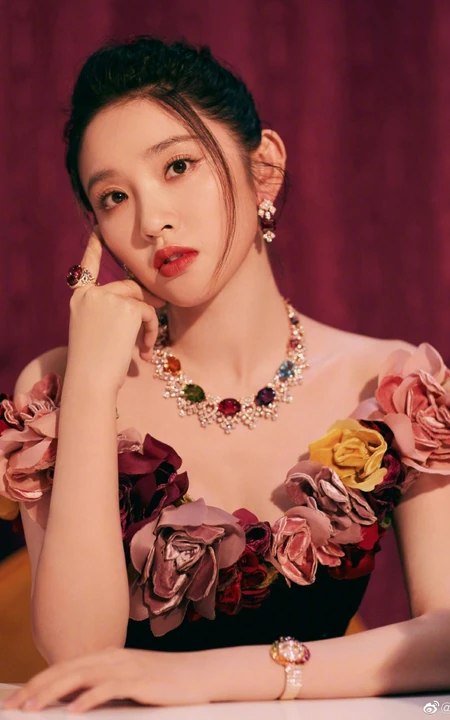 唐艺昕微博晒产后首次公开美照，着V领花裙宛若花仙子般美丽动人