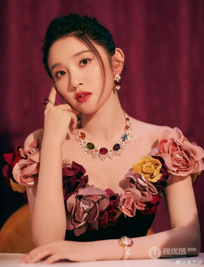 唐艺昕微博晒产后首次公开美照，着V领花裙宛若花仙子般美丽动人