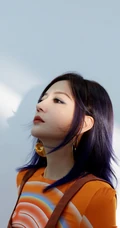 赵薇个性吸睛彩虹橙色秋衣搭配背带短裤时尚写真