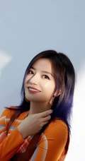 赵薇个性吸睛彩虹橙色秋衣搭配背带短裤时尚写真