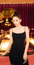 古力娜扎气质V领肩带黑裙着身显匀称气质线条活动写真照
