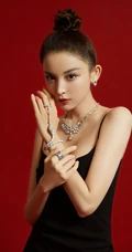 古力娜扎气质V领肩带黑裙着身显匀称气质线条活动写真照