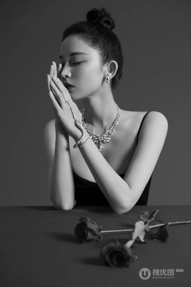 古力娜扎气质V领肩带黑裙着身显匀称气质线条活动写真照