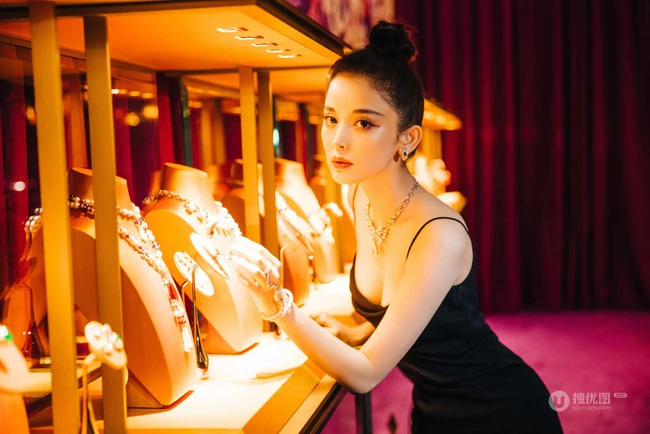 古力娜扎气质V领肩带黑裙着身显匀称气质线条活动写真照