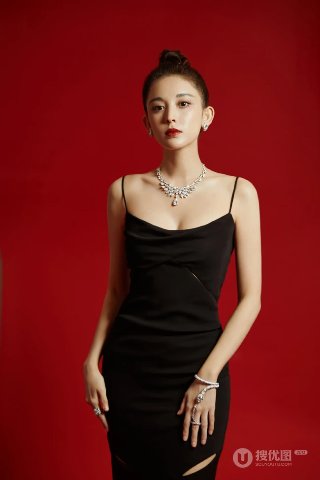 古力娜扎气质V领肩带黑裙着身显匀称气质线条活动写真照