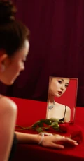 古力娜扎气质V领肩带黑裙着身显匀称气质线条活动写真照