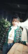 刘萌萌休闲格纹针织衫搭配牛仔短裤阳台木椅俏皮可爱生活写真照