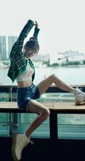刘萌萌休闲格纹针织衫搭配牛仔短裤阳台木椅俏皮可爱生活写真照