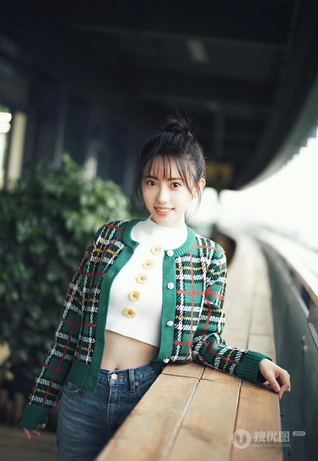 刘萌萌休闲格纹针织衫搭配牛仔短裤阳台木椅俏皮可爱生活写真照