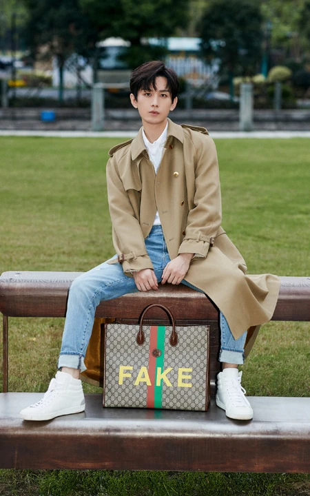 成毅时尚帅气休闲秋装大衣牛仔裤户外写真照片