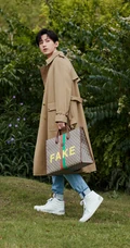 成毅时尚帅气休闲秋装大衣牛仔裤户外写真照片