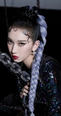 刘令姿首张EP《SELF》写真，&ldquo;粉碎牢笼&rdquo;的主题杂志中魅惑十足