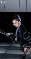 刘令姿首张EP《SELF》写真，&ldquo;粉碎牢笼&rdquo;的主题杂志中魅惑十足