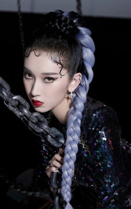 刘令姿首张EP《SELF》写真，&ldquo;粉碎牢笼&rdquo;的主题杂志中魅惑十足
