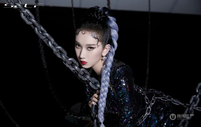 刘令姿首张EP《SELF》写真，&ldquo;粉碎牢笼&rdquo;的主题杂志中魅惑十足