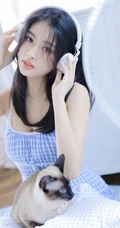 颜值高，身材好，戴着耳麦听音乐的漂亮小姐姐肩带背心短裤长筒袜室内照