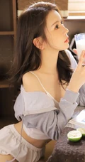颜值高，身材好，戴着耳麦听音乐的漂亮小姐姐肩带背心短裤长筒袜室内照