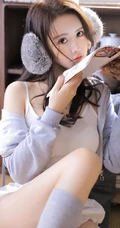 颜值高，身材好，戴着耳麦听音乐的漂亮小姐姐肩带背心短裤长筒袜室内照