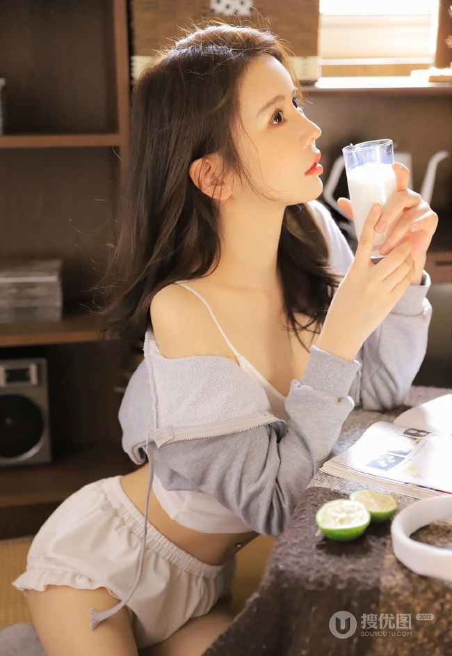 颜值高，身材好，戴着耳麦听音乐的漂亮小姐姐肩带背心短裤长筒袜室内照
