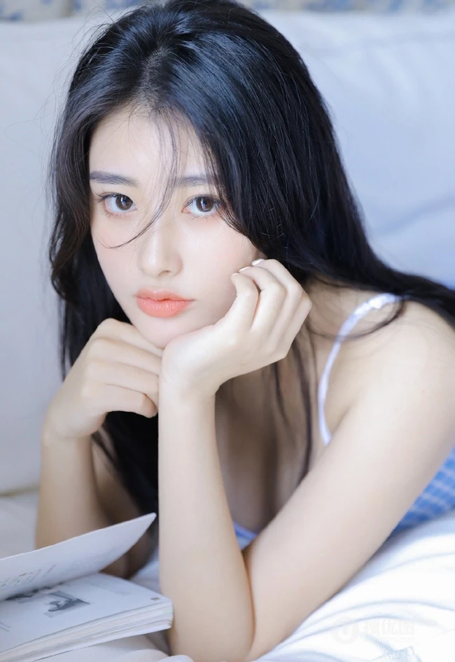 颜值高，身材好，戴着耳麦听音乐的漂亮小姐姐肩带背心短裤长筒袜室内照