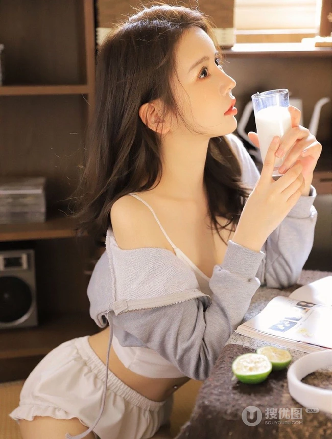 颜值高，身材好，戴着耳麦听音乐的漂亮小姐姐肩带背心短裤长筒袜室内照
