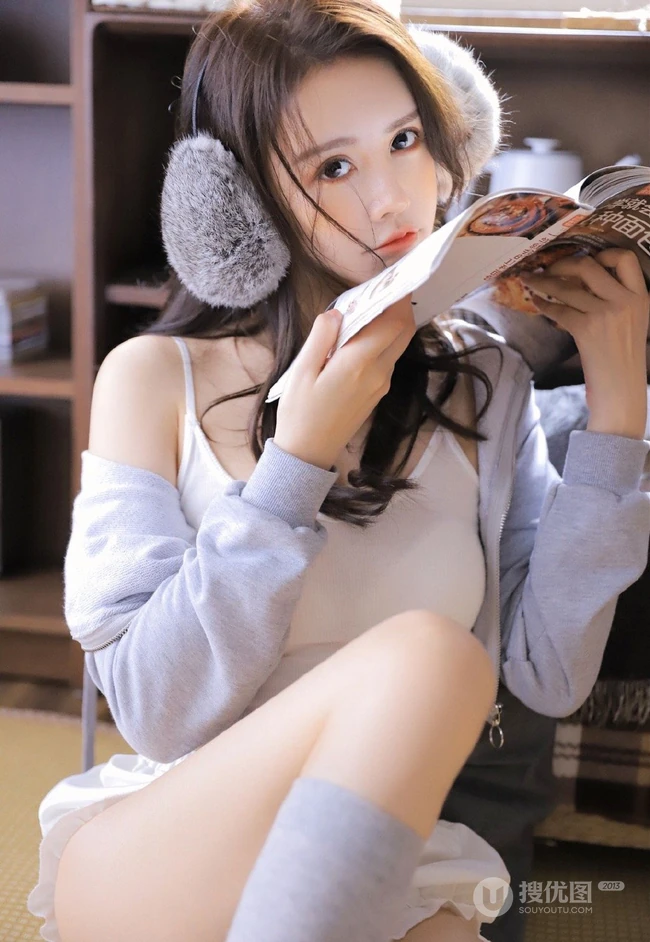 颜值高，身材好，戴着耳麦听音乐的漂亮小姐姐肩带背心短裤长筒袜室内照
