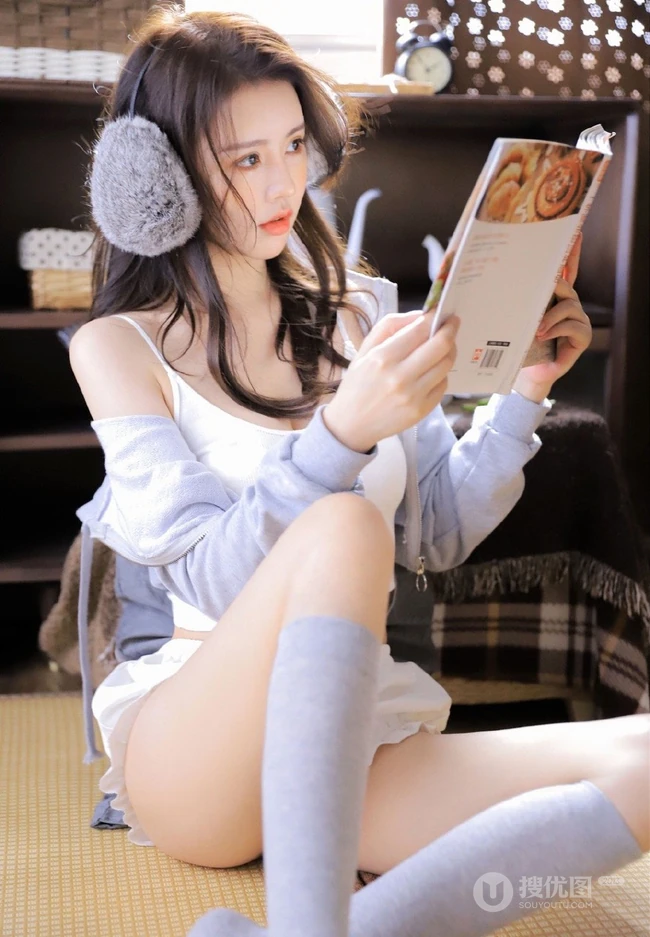 颜值高，身材好，戴着耳麦听音乐的漂亮小姐姐肩带背心短裤长筒袜室内照