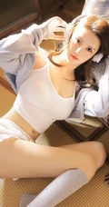 颜值高，身材好，戴着耳麦听音乐的漂亮小姐姐肩带背心短裤长筒袜室内照