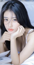 颜值高，身材好，戴着耳麦听音乐的漂亮小姐姐肩带背心短裤长筒袜室内照