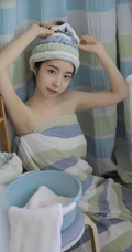 裹着浴巾准备沐浴的容貌清秀，皮肤浅粉可爱女生俏皮可爱浴室写真吸睛图片