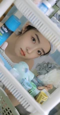 裹着浴巾准备沐浴的容貌清秀，皮肤浅粉可爱女生俏皮可爱浴室写真吸睛图片