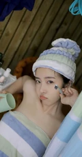 裹着浴巾准备沐浴的容貌清秀，皮肤浅粉可爱女生俏皮可爱浴室写真吸睛图片