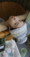 裹着浴巾准备沐浴的容貌清秀，皮肤浅粉可爱女生俏皮可爱浴室写真吸睛图片