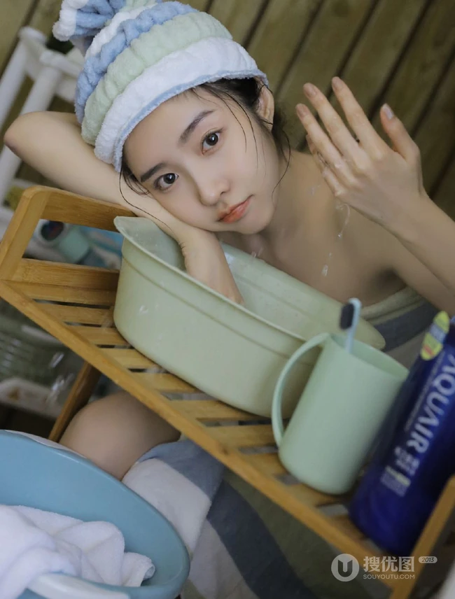 裹着浴巾准备沐浴的容貌清秀，皮肤浅粉可爱女生俏皮可爱浴室写真吸睛图片