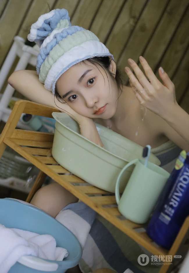 裹着浴巾准备沐浴的容貌清秀，皮肤浅粉可爱女生俏皮可爱浴室写真吸睛图片