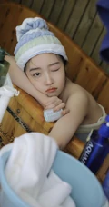 裹着浴巾准备沐浴的容貌清秀，皮肤浅粉可爱女生俏皮可爱浴室写真吸睛图片