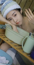 裹着浴巾准备沐浴的容貌清秀，皮肤浅粉可爱女生俏皮可爱浴室写真吸睛图片