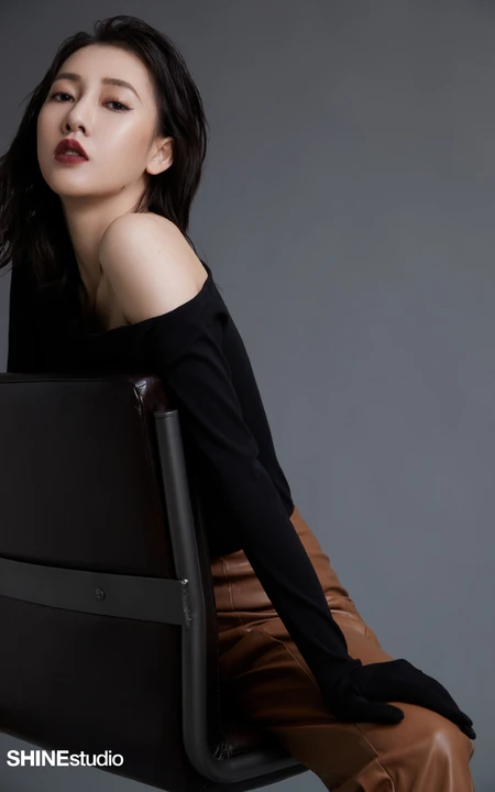 弦子气质露肩装大秀美肩柔美魅惑杂志写真图片