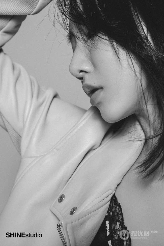 弦子气质露肩装大秀美肩柔美魅惑杂志写真图片