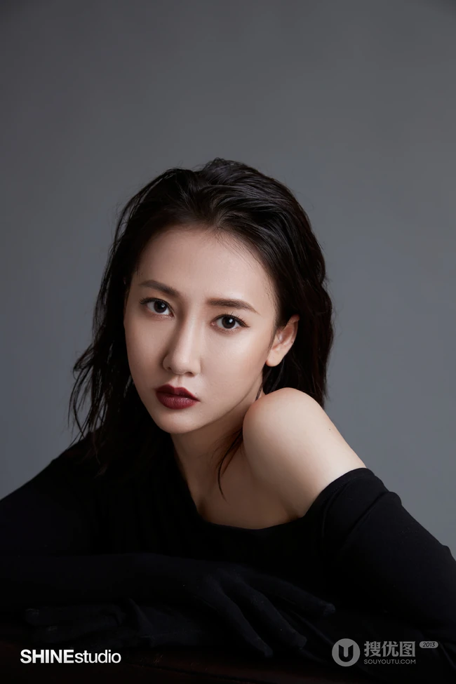 弦子气质露肩装大秀美肩柔美魅惑杂志写真图片